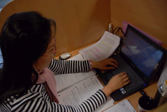 2008년 도서관에서 노트북을 이용하는 학생 