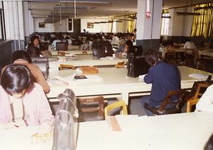 1980년대 도서관에서 공부하는 학생들 